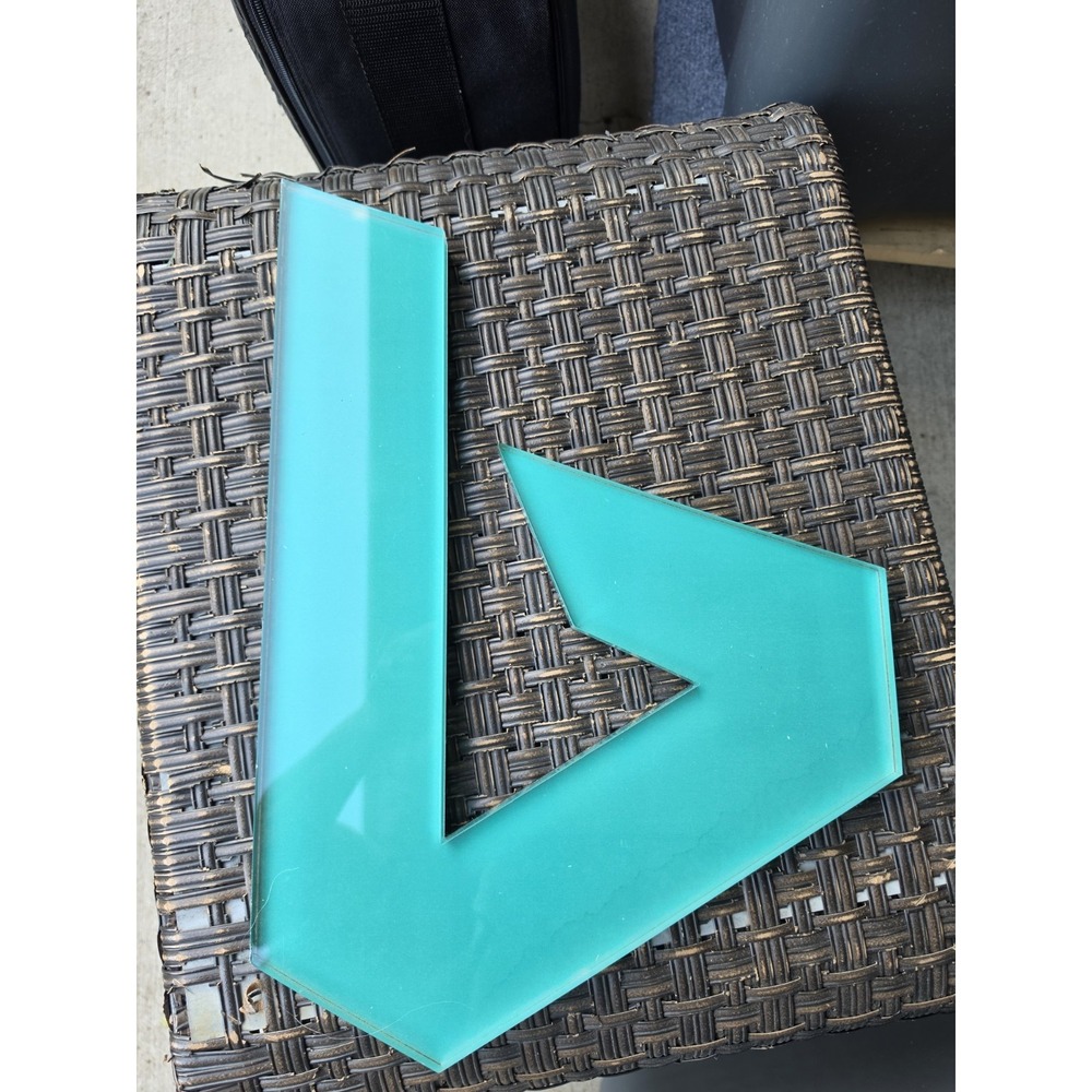 teal-colored‎ 3D sign Microsoft Bing logo used between 2016- 2020 Letter "b"